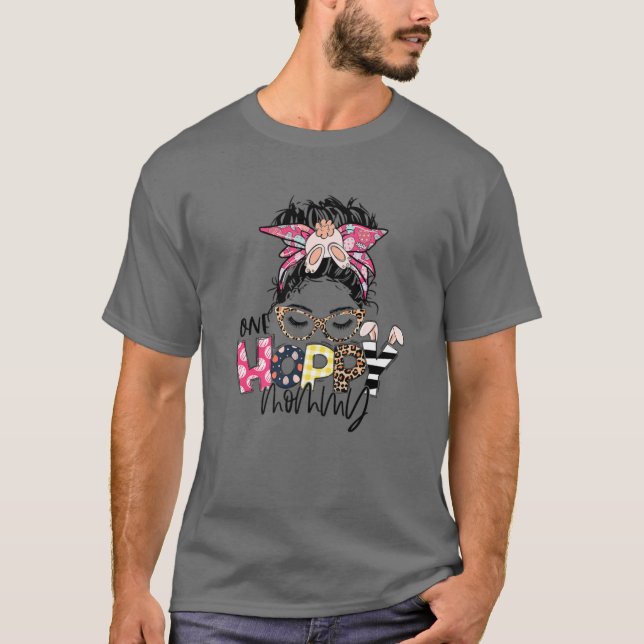 Camiseta Uma Mamãe Hoppy Leopard Messy Bun Bunny Mamãe Este (Frente)