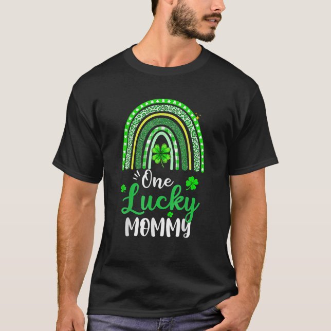 Camiseta Uma Mamãe Sortuda Arco-Íris Dia de São Patrício Mã (Frente)