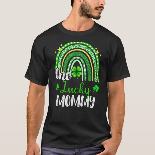 Camiseta Uma Mamãe Sortuda, Leopardo, Imprime Rua Arco-Íris (Frente)