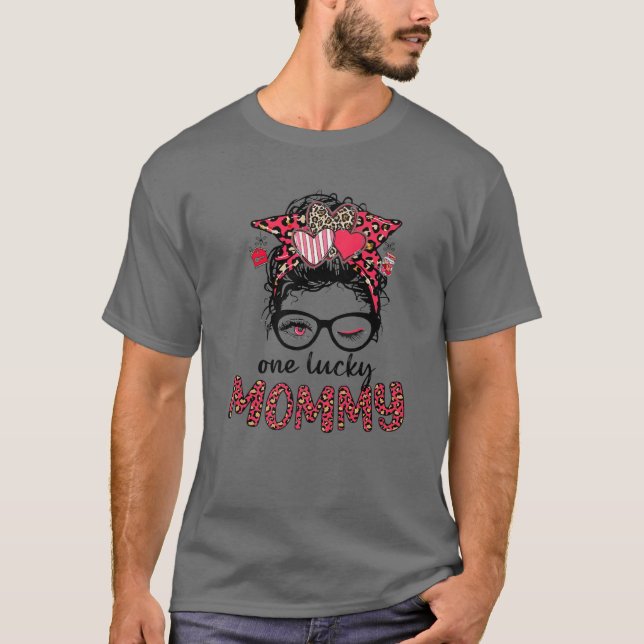 Camiseta Uma Mamãe Sortuda Mensageira Bun Leopard (Frente)