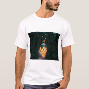 Camiseta Uma mão segurando uma garrafa de luz à noite