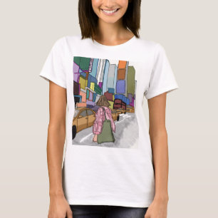 Camiseta Uma mulher caminha por uma rua movimentada da cida
