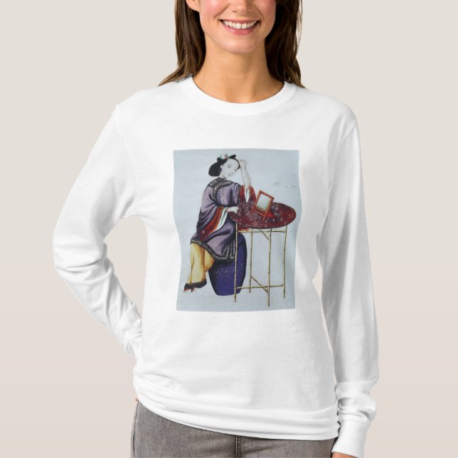 Camiseta Uma mulher chinesa que arranja seu cabelo (Frente)