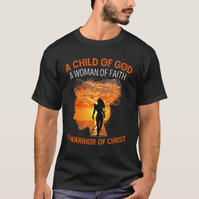 Camiseta Uma Mulher De Fé E Um Guerreiro De Cristão Cristo  (Frente)