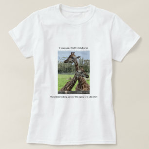 Camiseta Uma mulher e uma girafa.