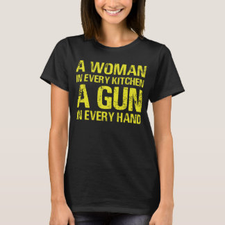 Camiseta Uma Mulher Em Cada Cozinha Uma Arma Em Cada Mão