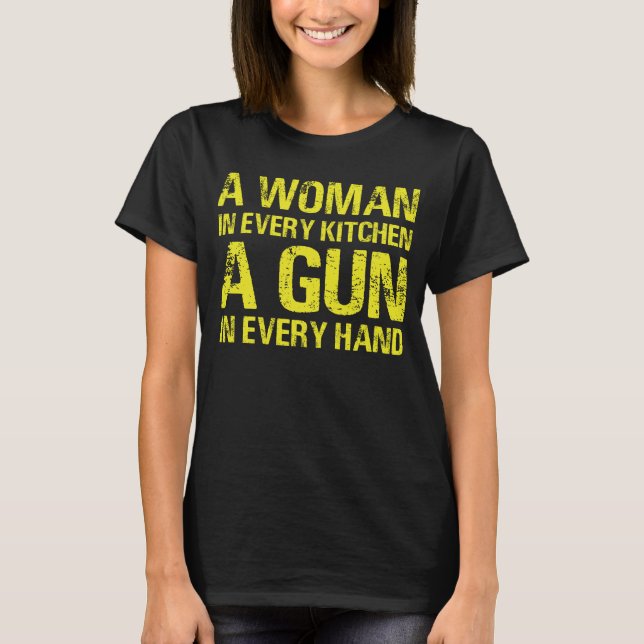 Camiseta Uma Mulher Em Cada Cozinha Uma Arma Em Cada Mão (Frente)