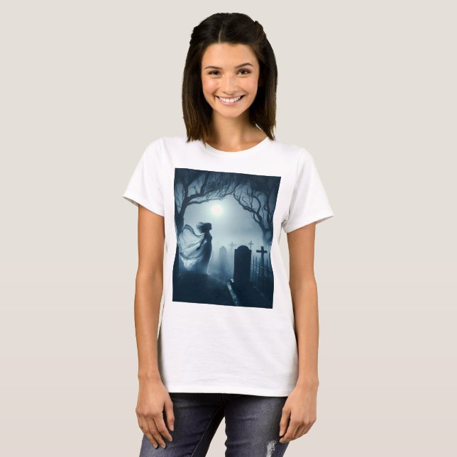 Camiseta uma mulher fantasma em um vestido branco fica em f (Frente Completa)