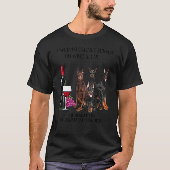 Camiseta Uma Mulher Não Pode Sobrevir Só Com Vinho Doberman (Frente)