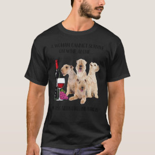 Camiseta Uma Mulher Não Pode Sobreviver Ao Vinho Sozinha Em