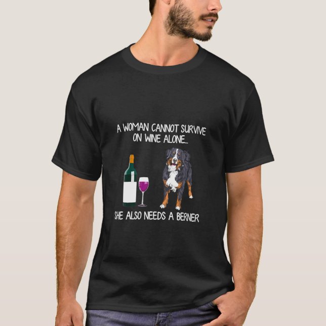 Camiseta Uma Mulher Não Pode Sobreviver Sozinha Ao Vinho De (Frente)