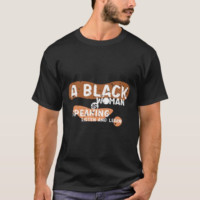 Camiseta Uma Mulher Negra Está Falando Ouça E Aprenda (Frente)