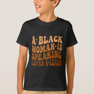 Camiseta Uma Mulher Negra Está Falando Ouça E Aprenda Pela