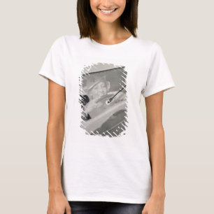 Camiseta Uma mulher que conduz, c.1930s (fotogravura)