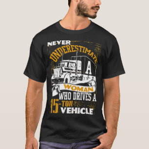 Camiseta Uma Mulher Que Dirige Um Caminhão Para Um Caminhão