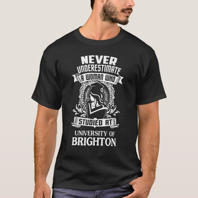 Camiseta Uma Mulher Que Estudou Na Universidade De Brighton (Frente)