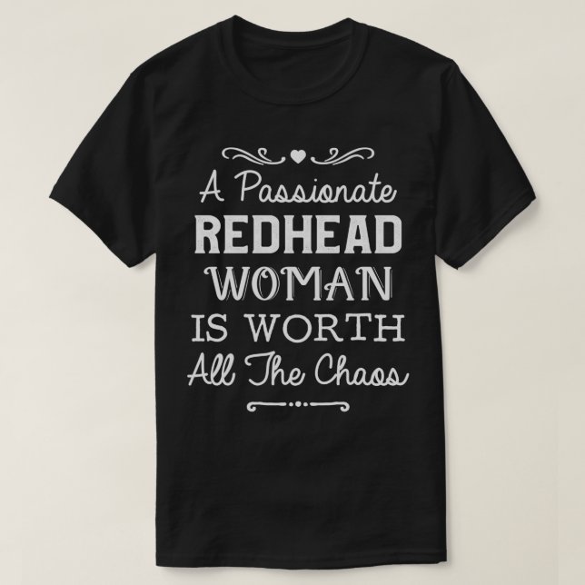 Camiseta Uma Mulher Ruiva Apaixonada Vale Todo O Caos (Frente do Design)