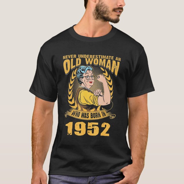 Camiseta Uma Mulher Velha Que Era Nascer Em 1952 (Frente)