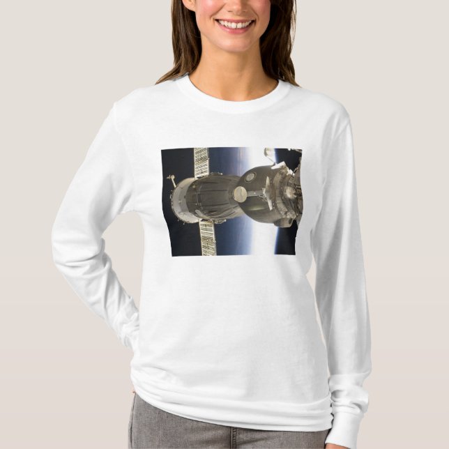 Camiseta Uma nave espacial Soyuz recuada pela Terra (Frente)