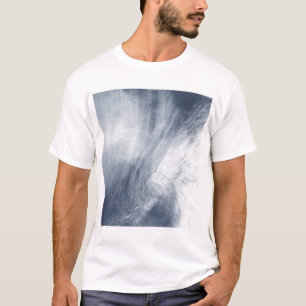 Camiseta Uma nuvem gigante do redemoinho roda acima do mar