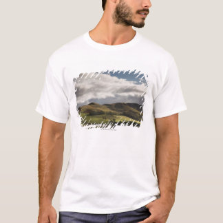 Camiseta Uma paisagem com a Rolling Hills e as nuvens