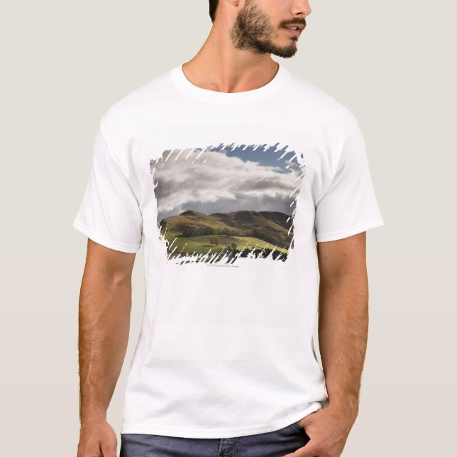 Camiseta Uma paisagem com a Rolling Hills e as nuvens (Frente)
