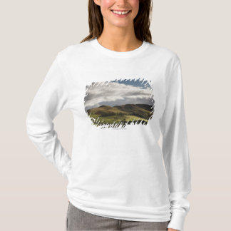 Camiseta Uma paisagem com a Rolling Hills e as nuvens