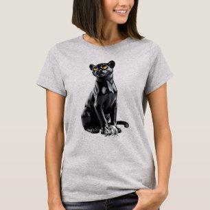 Camiseta Uma pantera preta sentada, observando o ambiente