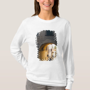 Camiseta Uma pessoa andando sob um arco, descendo uma colin