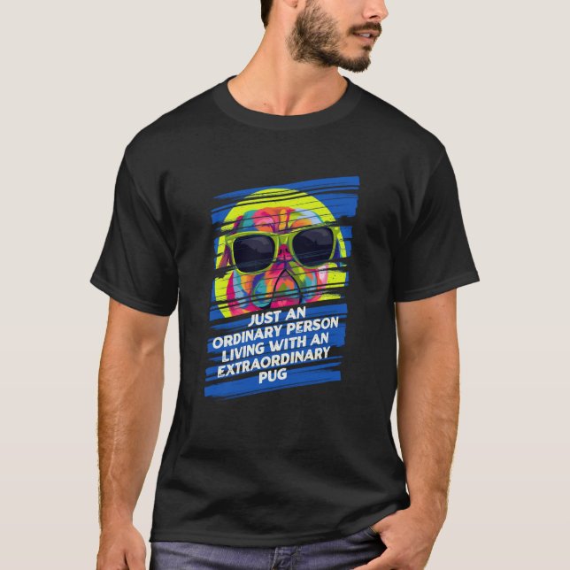 Camiseta Uma Pessoa Comum com Pug Extraordinário (Frente)