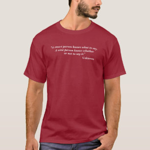 Camiseta Uma pessoa esperta contra. Umas citações sábias