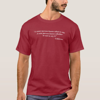 Camiseta Uma pessoa esperta contra. Umas citações sábias da