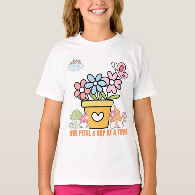 Camiseta Uma Pétala e Soneca de Cada Vez Gnomos e Flores Fo (Frente)