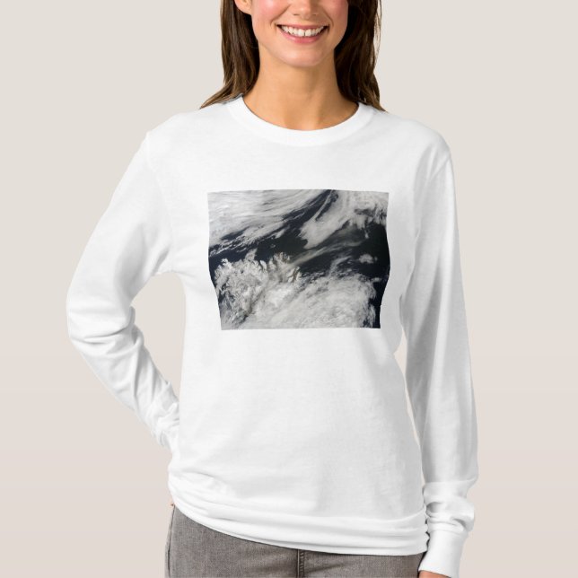 Camiseta Uma pluma de cinzas de cinza pálida sopra do cume (Frente)