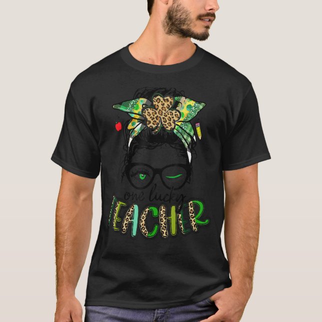 Camiseta Uma Professora Sortuda Messun Bun Irish Leopard Ru (Frente)