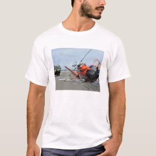 Camiseta Uma queda dum helicóptero do golfinho da guarda