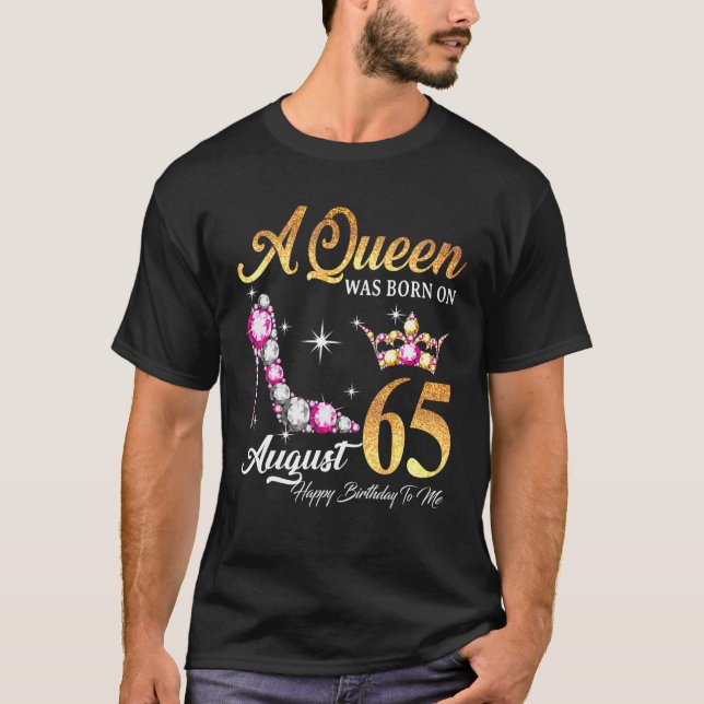 Camiseta Uma Rainha Foi Nascer Em 65 De Agosto Feliz Aniver (Frente)