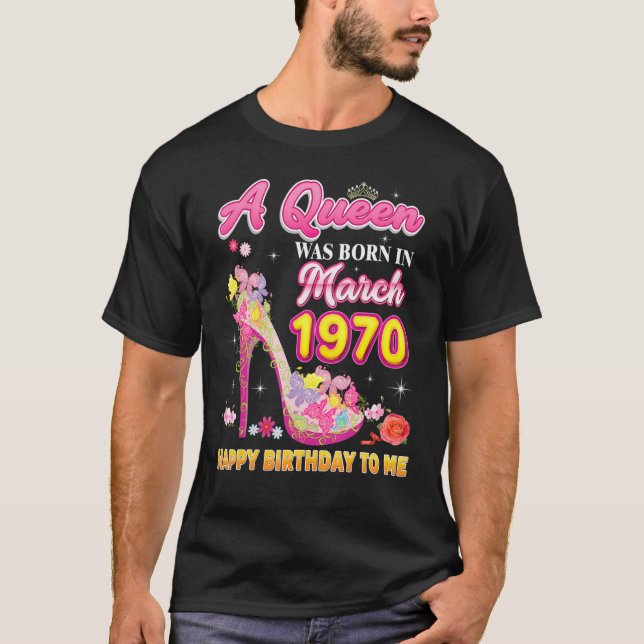 Camiseta Uma Rainha Foi Nascer Em Março De 1970 Feliz Anive (Frente)