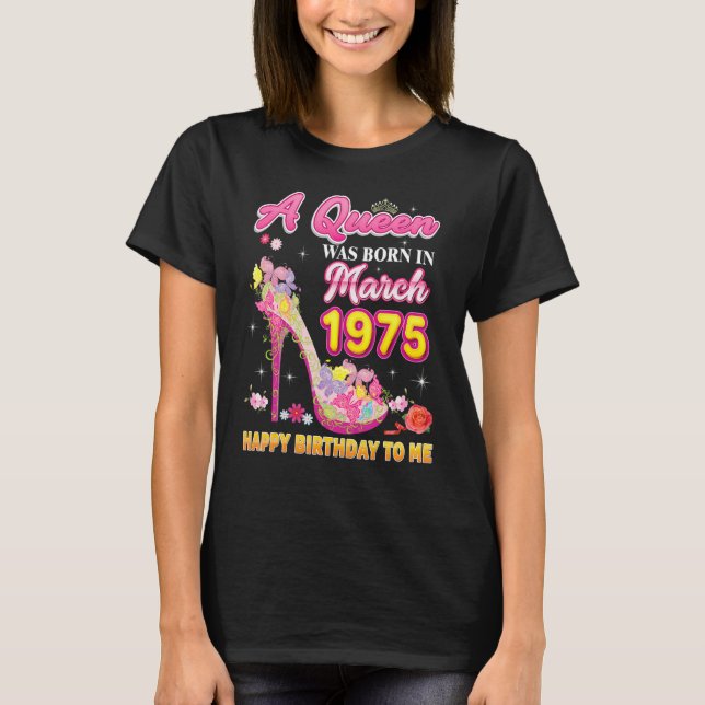 Camiseta Uma Rainha Foi Nascer Em Março De 1975 Feliz Anive (Frente)