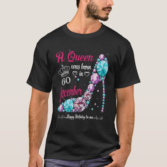 Camiseta Uma Rainha Foi Nascer No Dia 60 De Dezembro Mulher (Frente)