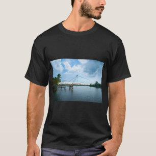 Camiseta Uma rede de pesca chinesa e uma pequena cabana