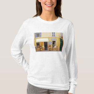 Camiseta Uma rua comercial na cidade antiga com uma loja