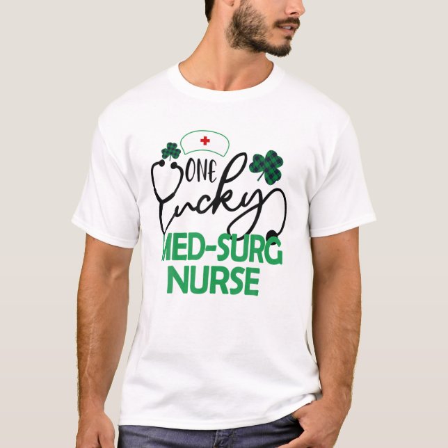 Camiseta Uma Rua de Enfermeira de Med-Surg, Dia de Patrick  (Frente)