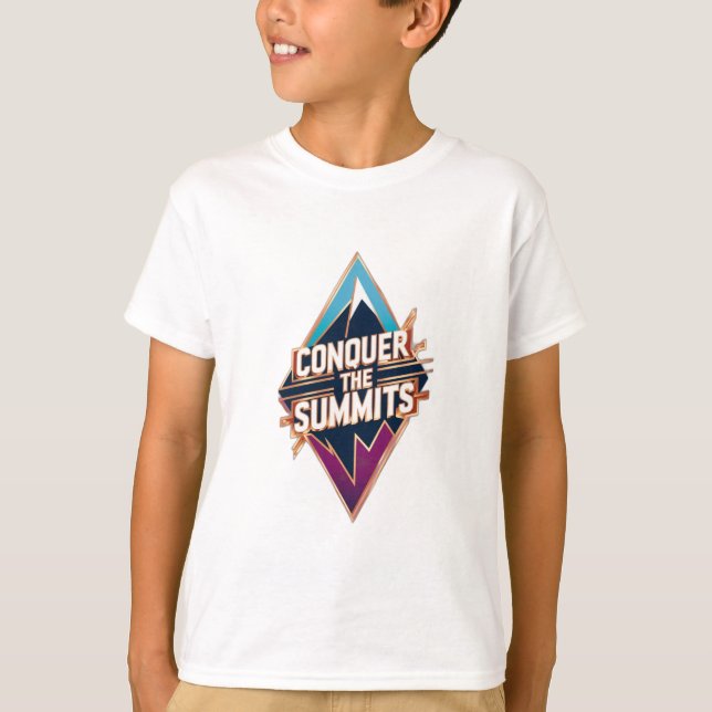 Camiseta Uma silhueta de pico de montanha com a frase "Conq (Frente)