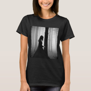 Camiseta Uma sombra preta roça a árvore