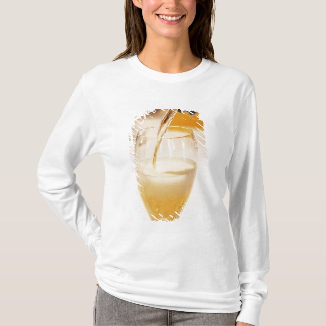 Camiseta Uma taça de flûte sendo enchida com Gosset (Frente)