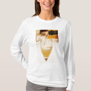 Camiseta Uma taça de flûte sendo enchida com Gosset