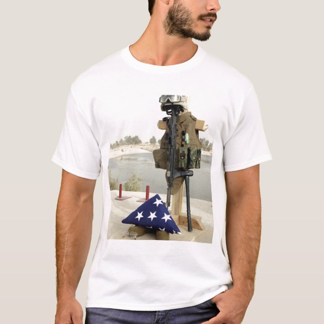 Camiseta Uma tela de soldados caídos (Frente)