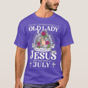 Camiseta Uma Velha Que Acredita Em Jesus E Era Nascer
