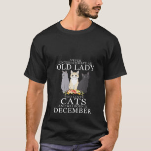 Camiseta Uma Velha Que Ama Gatos E Foi Nascer Em Dezembro